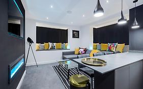 Two Bed Modern Apartment 5Min Walk To Town Centre With Free Parking ! Under New Management